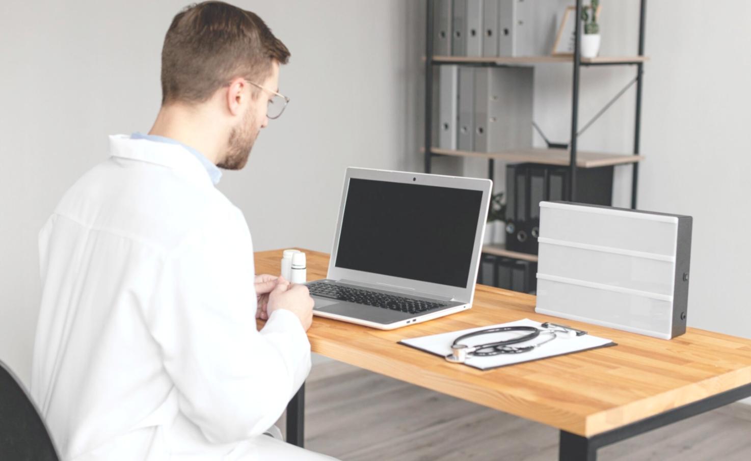 Bureau professionnel avec double écran et équipement de visioconférence